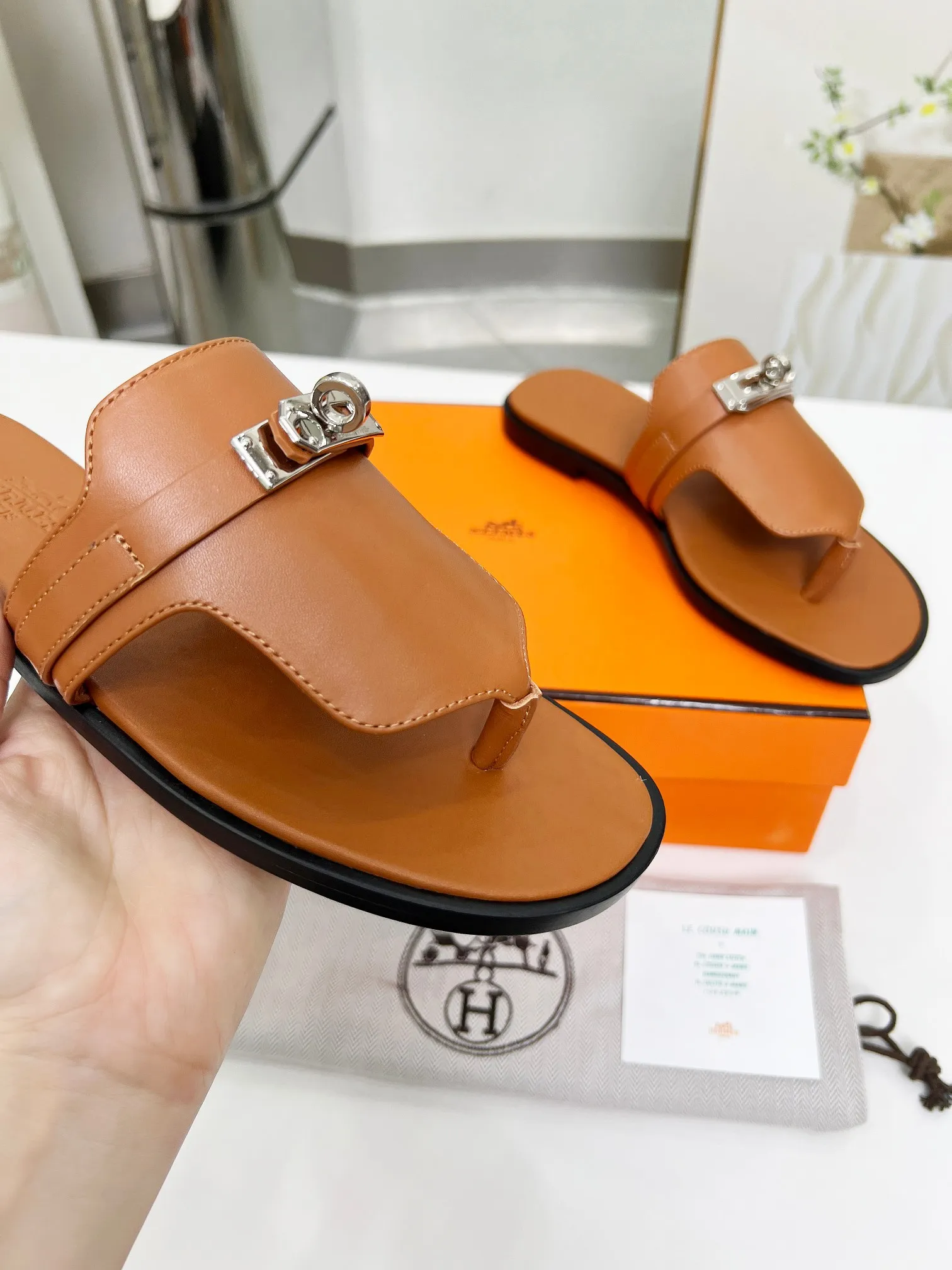 👟👟Ex-factory price 480👟👟 (top version) 👫Hermes ❗️❗️Original purchase and development⚠️ A must-have artifact for daily home, travel and vacation🉑 in spring and summer. High-end quality Code number: 35-40 (41/42 can be customized)